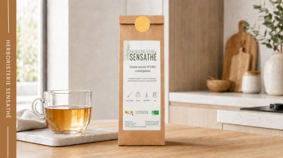 Tisane pour le transit présentée dans une cuisine moderne, en complément des conseils sur la position aux toilettes - Herboristerie Sensathé